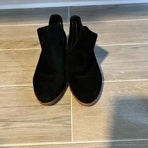 Gianni Bini zip up booties